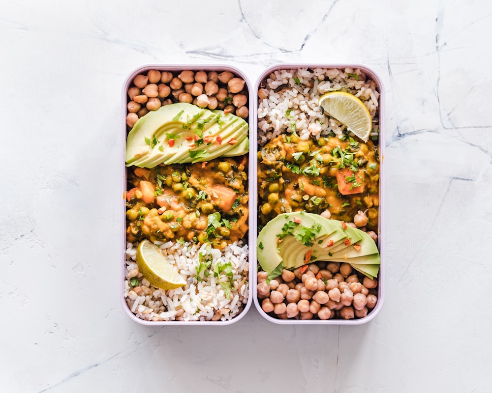 Certified nutritionist consulting client about meal planning